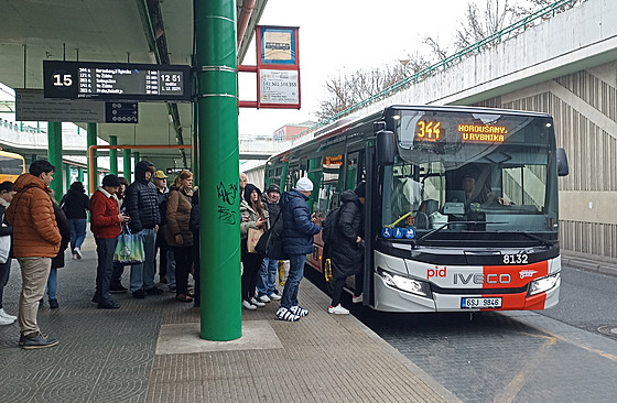 Dlouhá fronta do autobusu linky 344 v Praze na Černém Mostě.